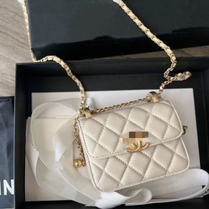 Chanel Replica Bags/Hand Bags Texture: Sheepskin Type: Diamond Chain Bag Type: Diamond Chain Bag Popular Elements: Lingge Style: Fashion Closed: Magnetic Buckle Suitable Age: Youth (18-25 Years Old)