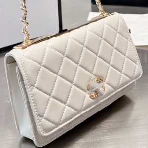 Chanel Replica Bags/Hand Bags Brand: Chanel Texture: Sheepskin Texture: Sheepskin Type: Small Square Bag Popular Elements: Chain Style: Sweet Closed: Package Cover Type