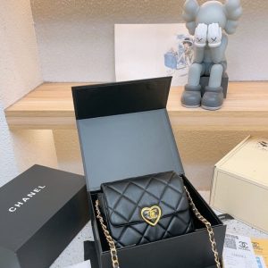 Chanel Replica Bags/Hand Bags Type: Small Square Bag Popular Elements: The Chain Popular Elements: The Chain Style: Fashion Closed Way: Package Cover Type