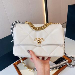 Chanel Replica Bags/Hand Bags Bag Type: Small Square Bag Bag Size: Middle Bag Size: Middle Lining Material: Genuine Leather Bag Shape: Horizontal Square Closure Type: Zipper Pattern: Solid Color
