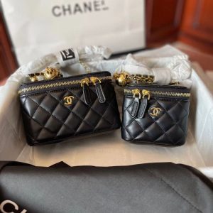 Chanel Replica Bags/Hand Bags Texture: Sheepskin Type: Small Square Bag Type: Small Square Bag Popular Elements: Lingge Style: Fashion Closed: Zipper Suitable Age: Youth (18-25 Years Old)