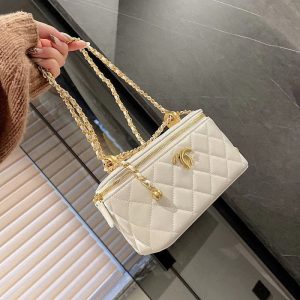 Chanel Replica Bags/Hand Bags Material: Genuine Leather Bag Type: Small Round Bag Bag Type: Small Round Bag Bag Size: Middle Lining Material: Genuine Leather Bag Shape: Oval Closure Type: Zipper