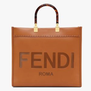 Fendi Replica Bags/Hand Bags Texture: Cowhide Type: Envelope Bag Type: Envelope Bag Popular Elements: Splicing Size: 35*31*17cm Closed: Hook Up