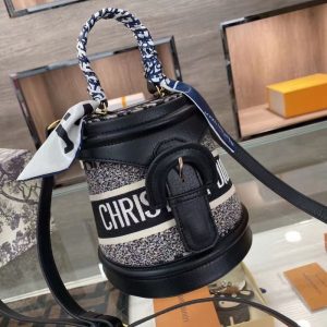 Dior Replica Bags/Hand Bags Brand: Dior Texture: Sheepskin Texture: Sheepskin Style: Casual Closed Way: Magnetic Buckle