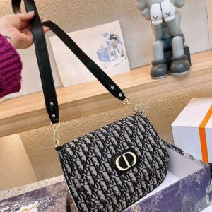 Dior Replica Bags/Hand Bags Brand: Dior Texture: Sheepskin Texture: Sheepskin Type: Envelope Bag Popular Elements: Letter Style: Fashion Closed Way: Zipper