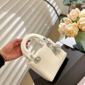 Dior Replica Bags/Hand Bags Texture: Cowhide Type: Diana Bag Type: Diana Bag Popular Elements: The Chain Style: Fashion Closed Way: Package Cover Type