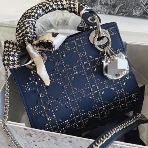 Dior Replica Bags/Hand Bags Brand: Dior Type: Diana Bag Type: Diana Bag Popular Elements: Rhinestone Style: Fashion Closed Way: Package Cover Type Suitable Age: Youth (18-25 Years Old)