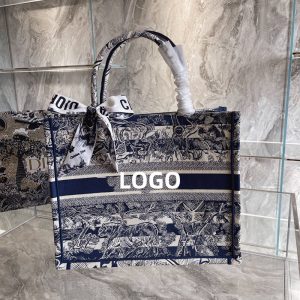 Dior Replica Bags/Hand Bags Material: Canvas Bag Type: Tote Bag Type: Tote Bag Size: Middle Lining Material: Polyester Bag Shape: Horizontal Square Closure Type: Exposure