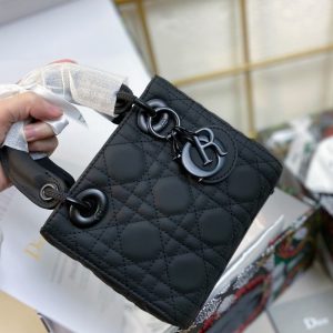 Dior Replica Bags/Hand Bags Material: Genuine Leather Bag Type: Diana Bag Bag Type: Diana Bag Bag Size: Small Lining Material: Nylon Bag Shape: Horizontal Square Closure Type: Package Cover Type