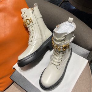 Fendi Replica Shoes/Sneakers/Sleepers Brand: Fendi Upper Material: Top Layer Cowhide (Except Cow Suede) Upper Material: Top Layer Cowhide (Except Cow Suede) Help Height: Mid-Calf Heel Height: Middle Heel (3Cm-5Cm) Sole Material: Rubber Closed Way: Side Zipper