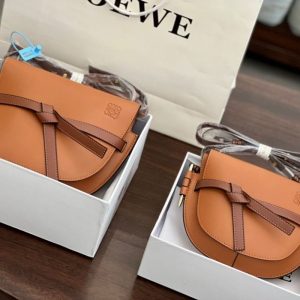 Others Replica Bags/Hand Bags Brand: Loewe Texture: Cowhide Texture: Cowhide Type: Saddle Bag Popular Elements: Color Contrast Style: Fashion Closed Way: Package Cover Type