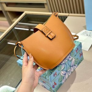 Others Replica Bags/Hand Bags Brand: Loewe Texture: Cowhide Texture: Cowhide Type: Bucket Bag Popular Elements: Candy Style: Sweet Closed Way: Drawstring Buckle
