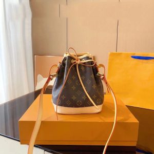 Louis Vuitton Replica Bags Brand: Louis Vuitton Material: Genuine Leather Closed Way: Zipper Material: Genuine Leather Popular Elements: Printing