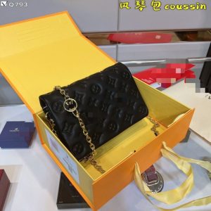 Louis Vuitton Replica Bags Texture: Cowhide Type: Small Square Bag Popular Elements: Chain Type: Small Square Bag Style: Fashion