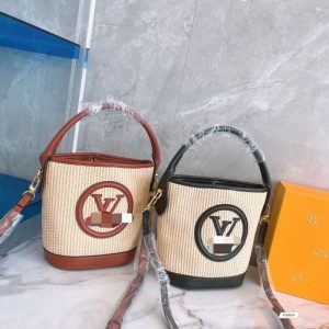 Louis Vuitton Replica Bags Brand: Louis Vuitton Texture: Numb Type: Small Round Bag Texture: Numb Popular Elements: Printing Style: Fashion Closed: Exposure Size: 19*21cm