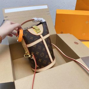 Louis Vuitton Replica Bags Texture: Leather+PVC Popular Elements: Letter Closed: Package Cover Type Popular Elements: Letter