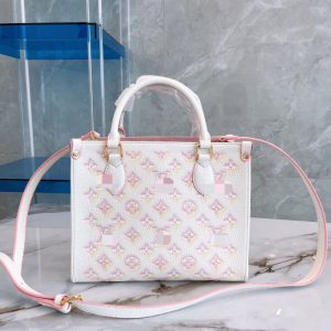 Louis Vuitton Replica Bags Brand: Louis Vuitton Texture: Cowhide Type: Small Square Bag Texture: Cowhide Popular Elements: Printing Style: Fashion Closed: Zip Closure Size: 25*20cm