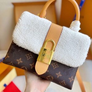 Louis Vuitton Replica Bags Brand: Louis Vuitton Texture: Cowhide Type: Envelope Bag Texture: Cowhide Popular Elements: Printing Style: Fashion Closed Way: Lock