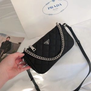 Prada Replica Bags/Hand Bags Texture: Nylon Style: Fashion Style: Fashion Closed Way: Zipper Suitable Age: Youth (18-25 Years Old)