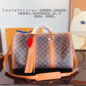 LV Louis Vuitton's co-branded keepall cross-body travel bag is a handsome travel bag that can be packed in. A fashion explosion and a hot arrival. The classic design is majestic and impressive. The unisex bag is made of original leather