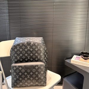 Lv backpack is shipped in a super wear-resistant and super practical style