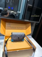 The LVSoft trunk unisex square box is absolutely stunning!