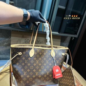 Original Lv Neverfull shopping bag! Entry-level style! Absolute lifetime purchase! This is a classic that goes without saying! Both street photography and practical use are very nb choices! After you get it