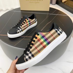 Burberry's latest casual shoes for men! Available at counters simultaneously. Made of original satin cloth imported from private channels