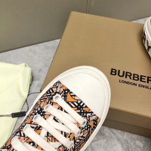 BURBERRY low-top sneakers