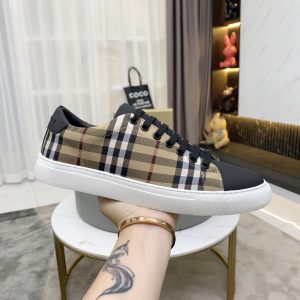 Burberry's latest casual shoes for men! Available at counters simultaneously. Made of original satin cloth imported from private channels
