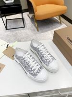 Burberry's popular low-top sneakers are made of selected cotton fabrics and are eye-catching with contrasting exclusive logo prints and brand logos.