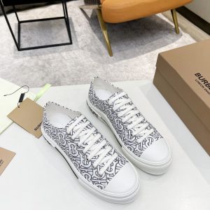 Burberry's popular low-top sneakers are made of selected cotton fabrics and are eye-catching with contrasting exclusive logo prints and brand logos.