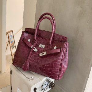 Hermes Replica Bags/Hand Bags Texture: PU Type: Kelly Bag Type: Kelly Bag Popular Elements: Embossing Style: Fashion Closed: Lock Size: 31*24.5*16cm