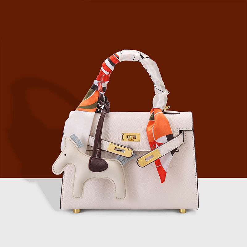 Hermes Replica Bags/Hand Bags Texture: Cowhide Type: Kelly Bag Type: Kelly Bag Popular Elements: Belt Decoration Style: Fashion Closed: Lock Large Size: 25*12*18cm