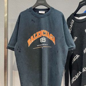 Balenciaga Replica Clothing Fabric Material: Cotton/Cotton Ingredient Content: 91% (Inclusive)¡ª95% (Inclusive) Ingredient Content: 91% (Inclusive)¡ª95% (Inclusive) Collar: Crew Neck Version: Loose Sleeve Length: Short Sleeve Clothing Style Details: Hole