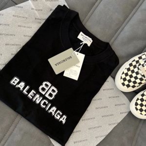 Balenciaga Replica Clothing Fabric Material: Cotton/Cotton Ingredient Content: 96% (Inclusive)¡ª100% (Exclusive) Ingredient Content: 96% (Inclusive)¡ª100% (Exclusive) Popular Elements: Printing Style: Simple Commute / Minimalist Length/Sleeve Length: Regular/Short Sleeve Collar: Crew Neck