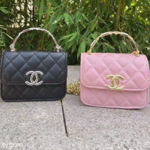 Chanel Replica Bags/Hand Bags Texture: PU Type: Small Square Bag Type: Small Square Bag Popular Elements: Chain Style: Fashion Closed: Magnetic Buckle