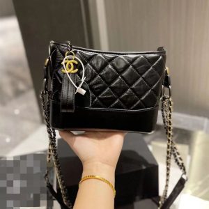 Chanel Replica Bags/Hand Bags Type: Small Square Bag Popular Elements: Chain Popular Elements: Chain Style: Fashion Closed: Package Cover Type Size: 20*15cm