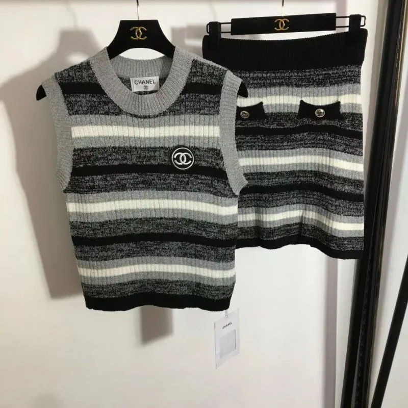 Chanel Replika Kleidung Beliebte Elemente: Aufnäher Typ: Rock Anzug Typ: Rock Anzug Ärmellänge: Ärmellos Stoff Material: Andere/Nylon Inhaltsstoffe: 30% und darunter, ob Kaschmir hinzugefügt werden soll: Ohne Samt