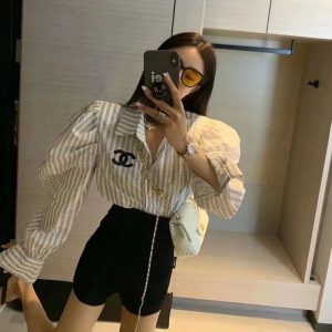 Chanel Replica Clothing Clothing Style Details: Patch Clothing Version: Loose Clothing Version: Loose Length/Sleeve Length: Regular/Long Sleeve Placket: Single Row With Multiple Buttons Collar: POLO Collar Sleeve Type: Puff Sleeves