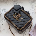 Chanel Replica Bags/Hand Bags Texture: Cowhide Type: Small Square Bag Type: Small Square Bag Popular Elements: Chain Style: Fashion Closed: Zip Closure Size: 19*15cm