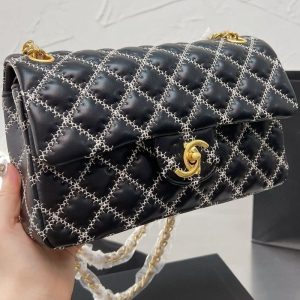 Chanel Replica Bags/Hand Bags Texture: Sheepskin Type: Diamond Chain Bag Type: Diamond Chain Bag Popular Elements: Sewing Thread Style: Sweet Closed: Package Cover Type