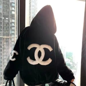 Chanel Replica Clothing Fabric Material: Faux Fur Ingredient Content: 91% (Inclusive)¡ª95% (Inclusive) Ingredient Content: 91% (Inclusive)¡ª95% (Inclusive) Version: Loose Collar: Hooded Length: Regular Whether To Wear A Fur Collar: Without Fur Collar