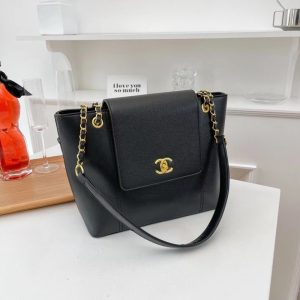 Chanel Replica Bags/Hand Bags Bag Type: Small Square Bag Bag Size: Middle Bag Size: Middle Lining Material: Polyester Bag Shape: Horizontal Square Closure Type: Package Cover Type Pattern: Solid Color