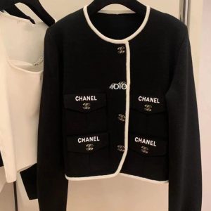 Chanel Replica Clothing Fabric Material: Other/Cashmere Ingredient Content: 51% (Inclusive)¡ª70% (Inclusive) Ingredient Content: 51% (Inclusive)¡ª70% (Inclusive) Main Style: Niche Features Popular Elements / Process: Button Clothing Version: Straight Way Of Dressing: Cardigan
