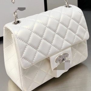 Chanel Replica Bags/Hand Bags Texture: Cowhide Type: Small Square Bag Type: Small Square Bag Popular Elements: Rhinestone Style: Fashion Closed: Package Cover Type