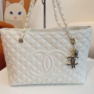 Chanel Replica Bags/Hand Bags Texture: Sheepskin Type: Tote Type: Tote Popular Elements: Lingge Style: Fashion Closed: Zipper Suitable Age: Young And Middle-Aged (26-40 Years Old)