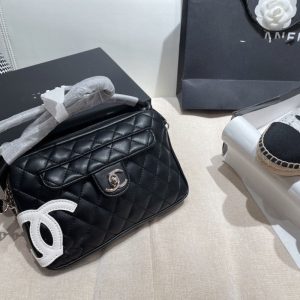 Chanel Replica Bags/Hand Bags Texture: Sheepskin Type: Motorcycle Bag Type: Motorcycle Bag Popular Elements: Lingge Style: Fashion Closed: Zipper Suitable Age: Youth (18-25 Years Old)