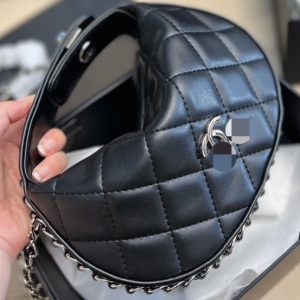 Chanel Replica Bags/Hand Bags Texture: Sheepskin Type: Dumpling Bun Type: Dumpling Bun Popular Elements: Chain Style: Fashion Closed: Zipper Suitable Age: Youth (18-25 Years Old)