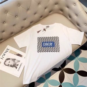 Dior Replica Clothing Fabric Material: Cotton/Cotton Ingredient Content: 91% (Inclusive)¡ª95% (Inclusive) Ingredient Content: 91% (Inclusive)¡ª95% (Inclusive) Collar: Crew Neck Version: Conventional Sleeve Length: Short Sleeve Clothing Style Details: Printing